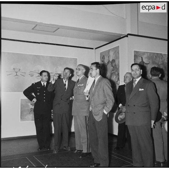 Le général Quenard visite l'exposition consacrée aux peintures préhistoriques de Tassili  à la salle Bordes d'Alger.