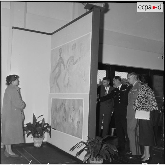 Le général Quenard visite l'exposition consacrée aux peintures préhistoriques de Tassili  à la salle Bordes d'Alger.