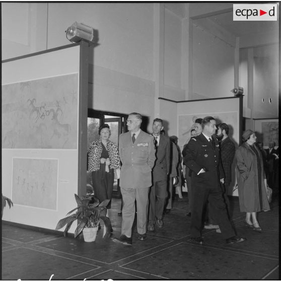 Le général Quenard visite l'exposition consacrée aux peintures préhistoriques de Tassili  à la salle Bordes d'Alger.