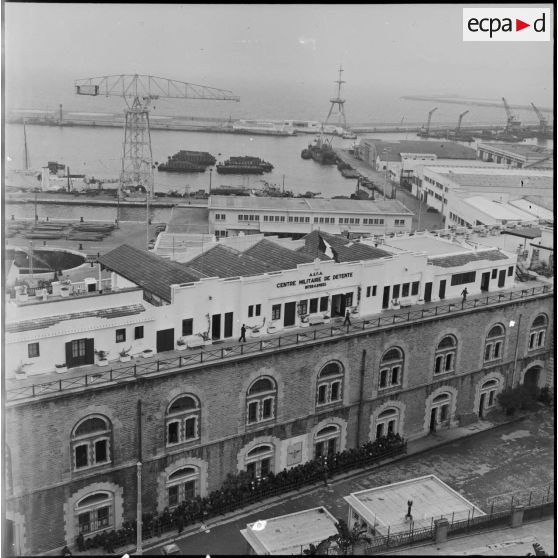 Vue généralede l'extérieur du centre militaire de détente interarmées avec à l'arrière-plan les docks du port d'Alger.
