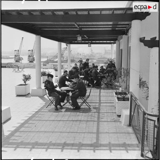 La terrasse du centre de repos donnant sur la baie d'Alger.