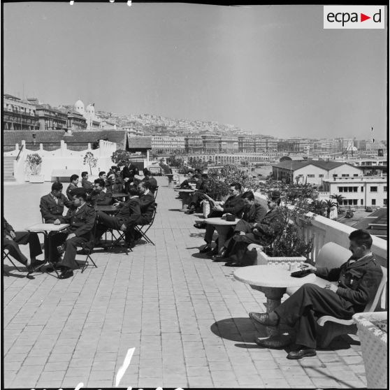 La terrasse du centre de repos donnant sur la baie d'Alger.
