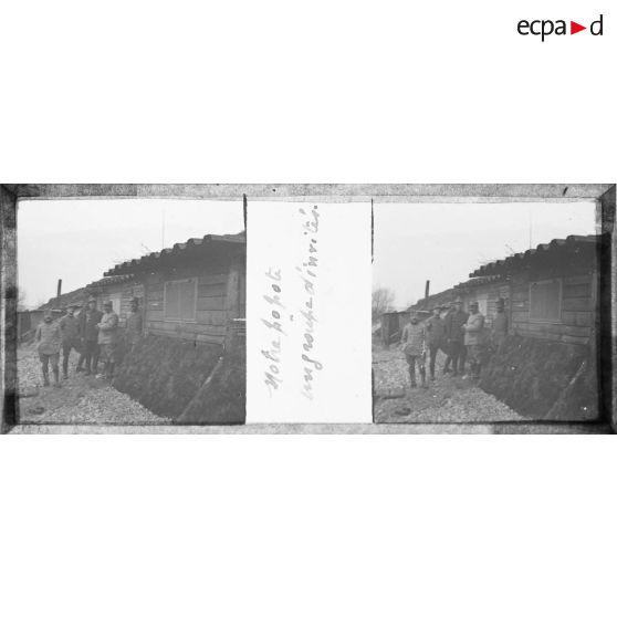 Notre popote. Un groupe d'invités. [légende d'origine]