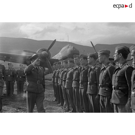 Le général (Generaloberst) Stumpf, commandant la Luftflotte-5, passe en revue des équipages de Ju-88-A, appartenant à l'Aufklärungsruppe 124 (Auf-Gr-124).