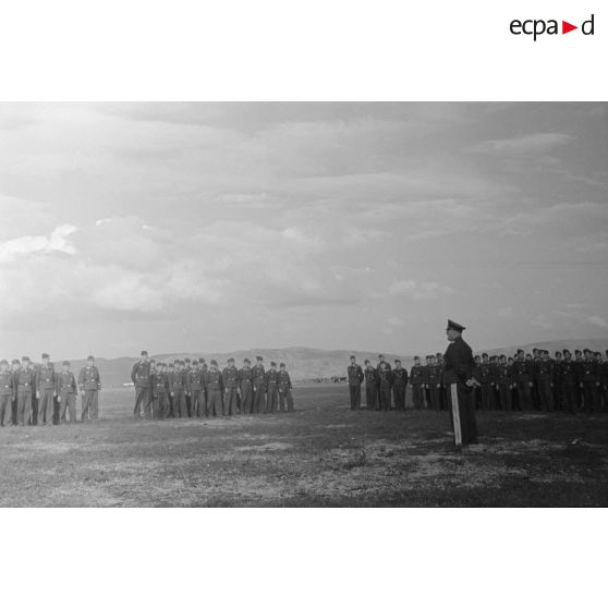Le général (Generaloberst) Stumpf prononce un discours devant des équipages de l'Auf-Gr-124 (F) ou du KG-30, au garde à vous.