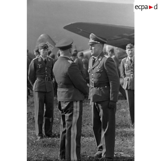 Le général (Generaloberst) Stumpf, de dos, serre la main d'un capitaine (Hauptmann) de la luftwaffe.