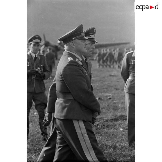 Le général (Generaloberst) Stumpf, de profil, marche en compagnie d'un capitaine (Hauptmann) de la Luftwaffe.