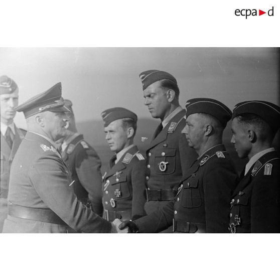 Le général (Generaloberst) Stumpf serre la main à des officiers de la Luftwaffe, dont un Flieger-Oberingenieur.