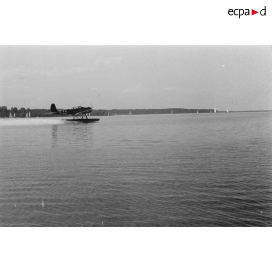 Décollage d'un hydravion Ar-196-A3 du Boerderfliegergruppe-196.