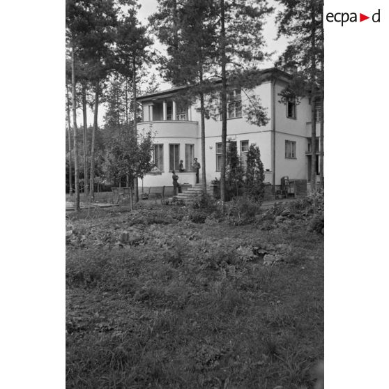 Des aviateurs allemands sur les marches d'une maison réquisitionnée par le See-Aufklaerungsgruppe-125.