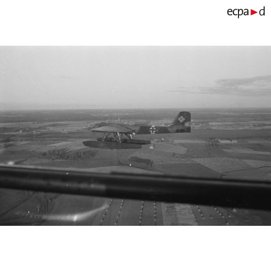 Un hydravion He-115-B1 du Kuestenfliegergruppe-406, en vol, vu depuis la verrière d'un autre avion.
