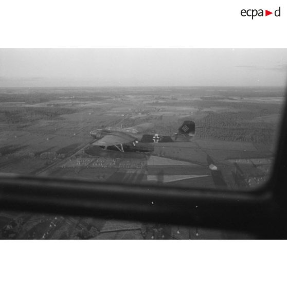 Un hydravion He-115-B1 du Kuestenfliegergruppe-406, en vol, vu depuis la verrière d'un autre avion.