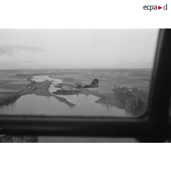 Un hydravion He-115-B1 du Kuestenfliegergruppe-406, en vol, vu depuis la verrière d'un autre avion.
