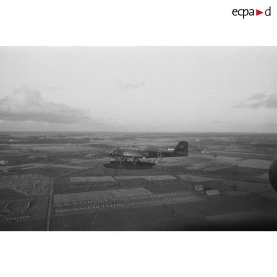 Un hydravion He-115-B1 du Kuestenfliegergruppe-406, en vol, vu depuis la verrière d'un autre avion.