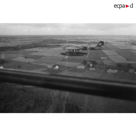 Un hydravion He-115-B1 du Kuestenfliegergruppe-406, en vol, vu depuis la verrière d'un autre avion.