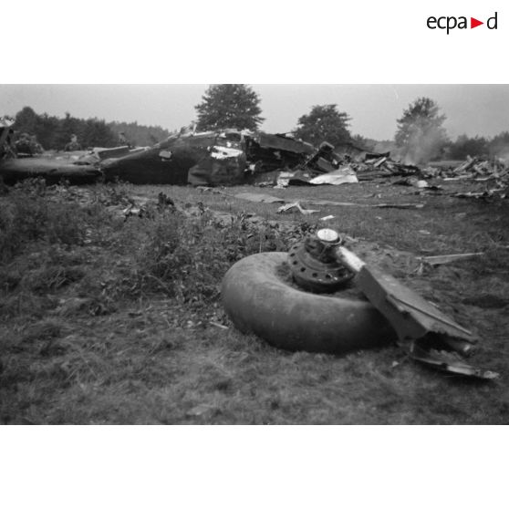 Divers débris de l'épave d'un Halifax-MK1 britannique, du 35.Squadron britannique, abattu lors d'un raid sur l'Allemagne.