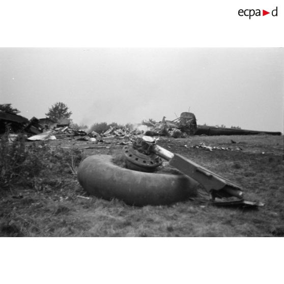 Divers débris de l'épave d'un Halifax-MK1 britannique, du 35.Squadron britannique, abattu lors d'un raid sur l'Allemagne.