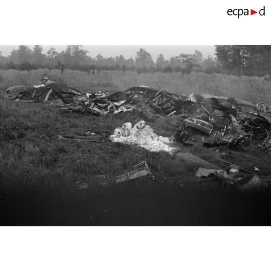 Divers débris de l'épave d'un Halifax-MK1 britannique, du 35.Squadron britannique, abattu lors d'un raid sur l'Allemagne.