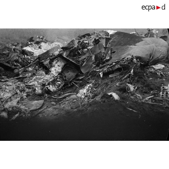 Divers débris de l'épave d'un Halifax-MK1 britannique, du 35.Squadron britannique, abattu lors d'un raid sur l'Allemagne.