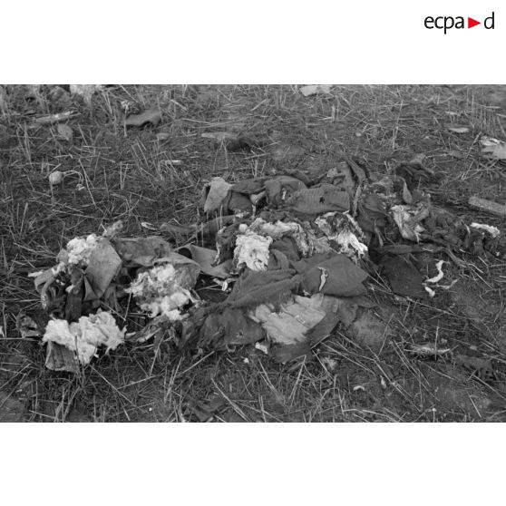 Cadavre décharné (atrocement mutilé) d'un membre de l'équipage d'un bombardier Wellington-MK1.