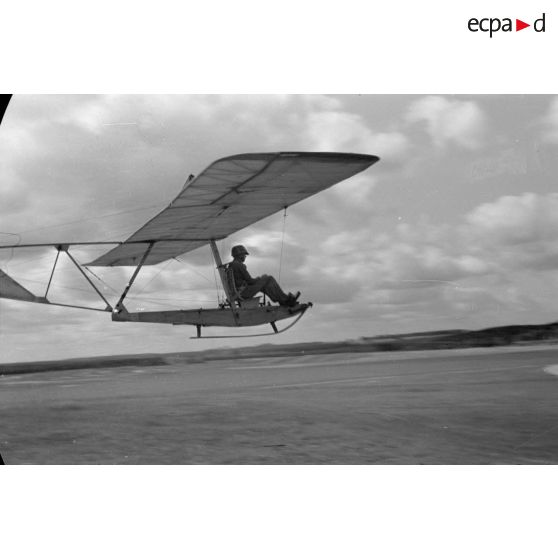 Une recrue du Nationalistischen Flieger-Korps (N.S.F.K.) aux commandes d'un planeur léger Schulgleiter SG 38.