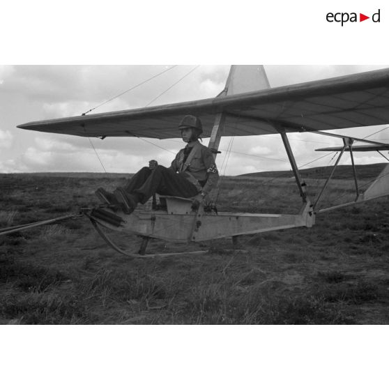 Une recrue du Nationalistischen Flieger-Korps (N.S.F.K.) aux commandes d'un planeur léger Schulgleiter SG 38.