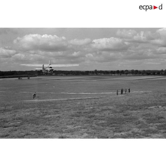 Une recrue du Nationalistischen Flieger-Korps (N.S.F.K.) aux commandes d'un planeur léger Schulgleiter SG 38.