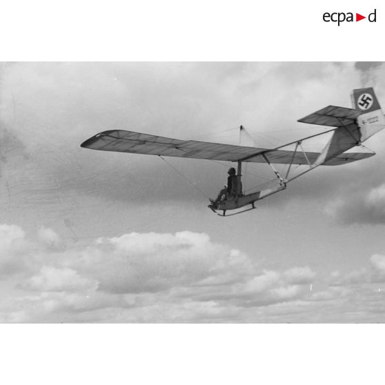 Une recrue du Nationalistischen Flieger-Korps (N.S.F.K.) aux commandes d'un planeur léger Schulgleiter SG 38.