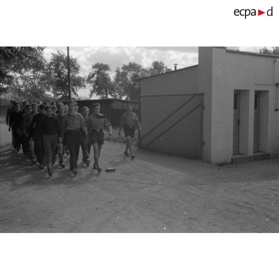 A Trebbin (Brandenbourg), la caserne du 4e gruppe du Nationalistischen Flieger-Korps (N.S.F.K), des jeunes membres du N.S.F.K. marchent au pas en chantant.