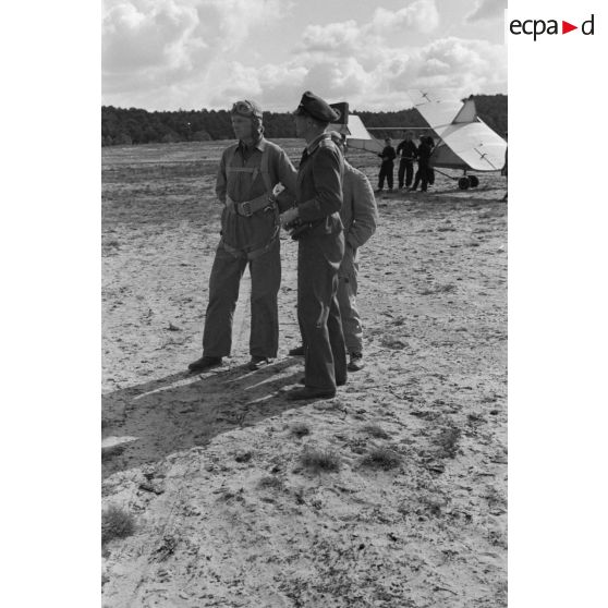Un sous-officier (Unteroffizier) de la Luftwaffe discute avec deux pilotes d'avions tracteurs de planeurs Schulgleiter SG 38.