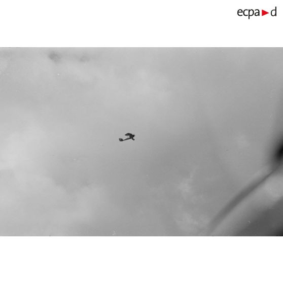 Un Morane-Saulnier-230, capturé par les Allemands, en vol, au loin.