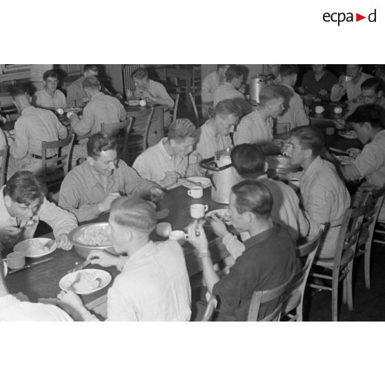 A l'école de Trebbin, des jeunes membres du N.S.F.K. prenant leur repas en commun.