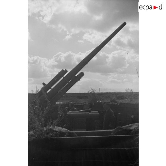 Canon de 8,8 cm FlaK-18-L56 en position de tir anti-aérien.