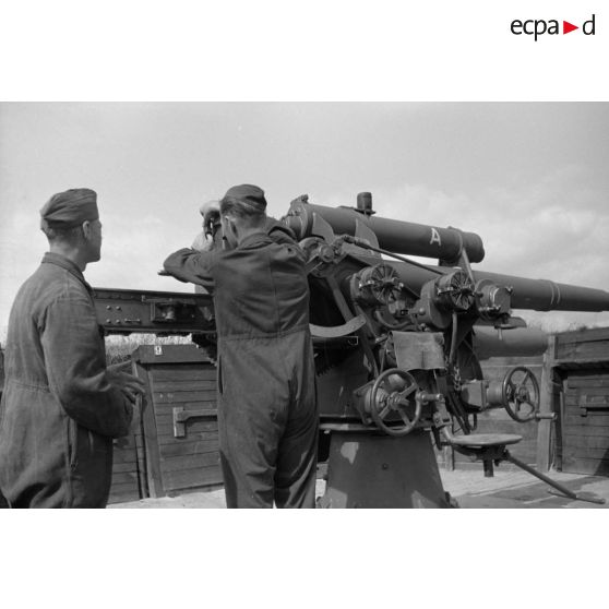 Maintenance d'un canon de 8,8cm Flak-18-L56. Entretien de certaines pièces.