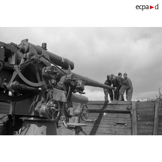 Nettoyage et graissage de l'arme d'une pièce de 8,8cm-FlaK-18-L56, par ses servants.