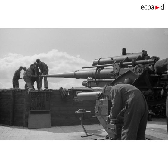 Nettoyage et graissage de l'arme d'une pièce de 8,8cm-FlaK-18-L56, par ses servants.