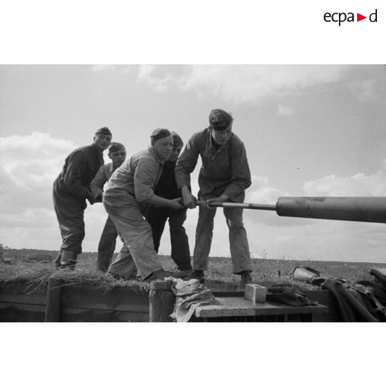 Nettoyage et graissage de l'arme d'une pièce de 8,8cm-FlaK-18-L56, par ses servants.