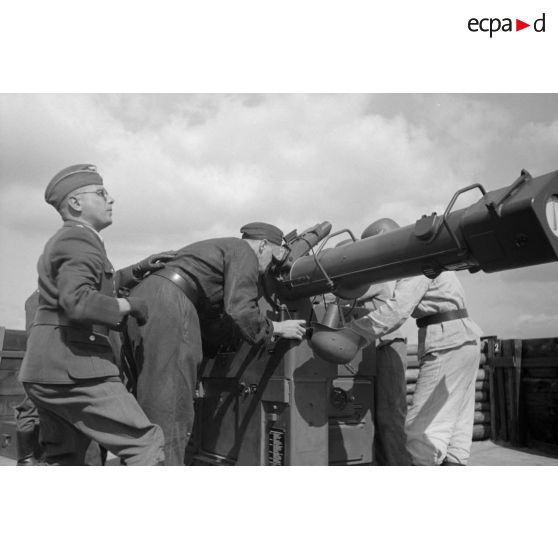 Mise en position d'un télémètre Kommandogerät-36 par ses servants, sous la direction d'un Leutnant.