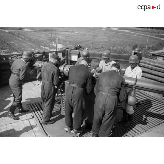 Mise en position d'un télémètre Kommandogerät-36 par ses servants, sous la direction d'un Leutnant.