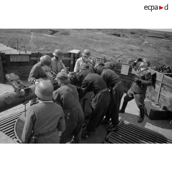 Les servants d'un télémètre Kommandogerät-36 s'activent à leurs postes d'observation.