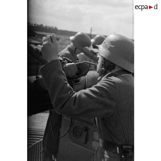 Un observateur de la FlaK, de dos, à son poste de télémétrie sur un Kommandogerät-36.