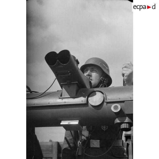 Servant d'un télémètre Kommandogerät-36 à son poste d'observation.