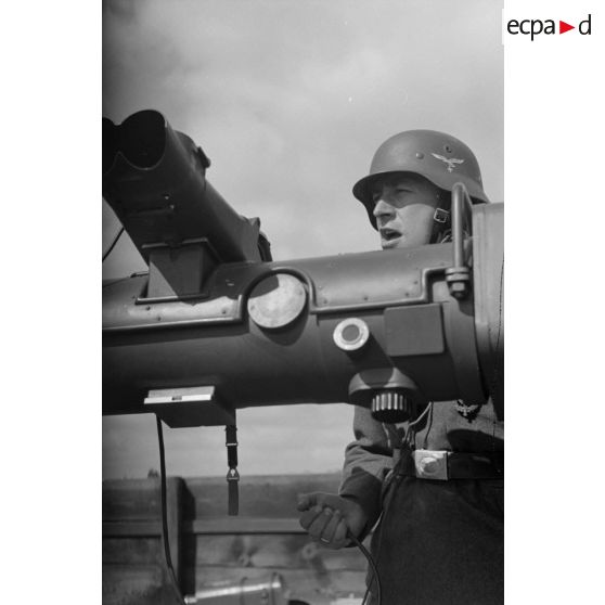 Servant d'un télémètre Kommandogerät-36 à son poste d'observation.