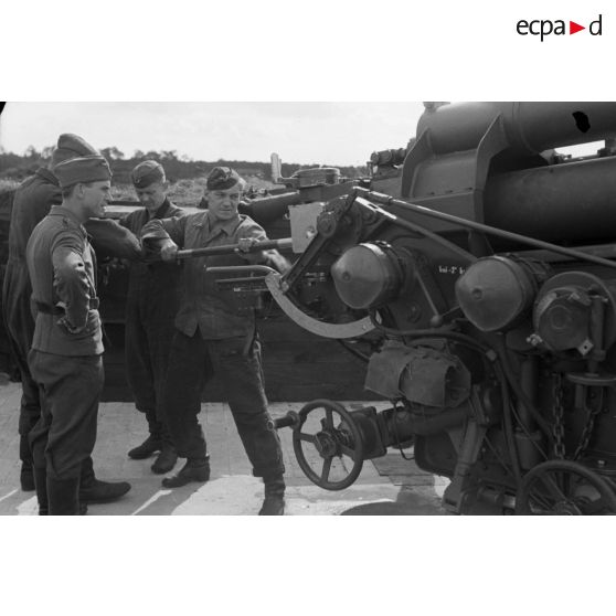 Nettoyage et graissage de l'âme d'une pièce de 8,8 cm FlaK-18-L56, à l'aide d'un écouvillon, par ses servants.