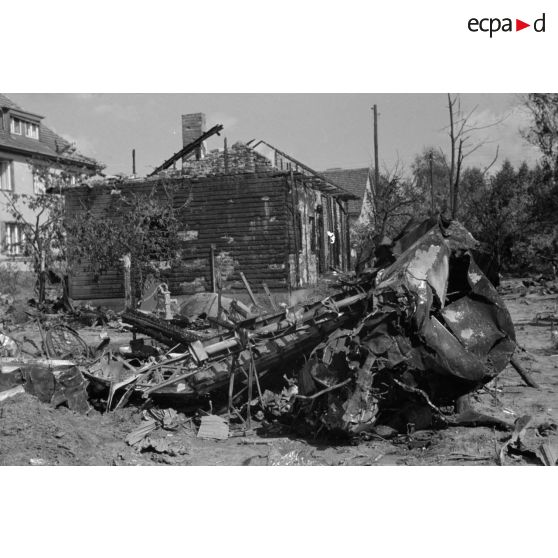 Epave d'un avion allemand, non identifié, au milieu d'une maison qu'il a dévasté en s'écrasant.