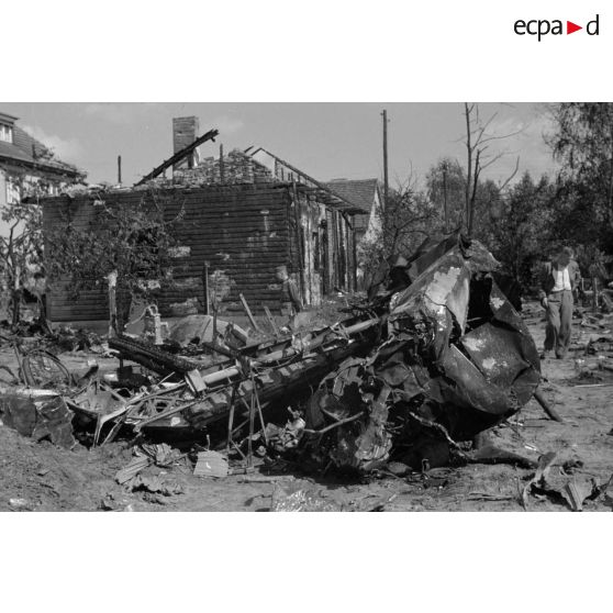 Epave d'un avion allemand, non identifié, au milieu d'une maison qu'il a dévasté en s'écrasant.