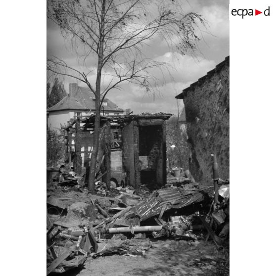 Epave d'un avion allemand, non identifié, au milieu d'une maison qu'il a dévasté en s'écrasant.