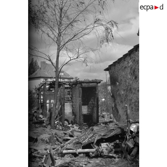 Epave d'un avion allemand, non identifié, au milieu d'une maison qu'il a dévasté en s'écrasant.