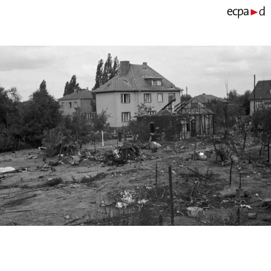 Débris d'un avion allemand tombé sur une maison, vue générale du lieu de la crash.