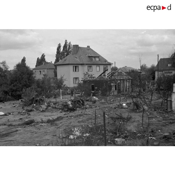 Débris d'un avion allemand tombé sur une maison, vue générale du lieu de la crash.